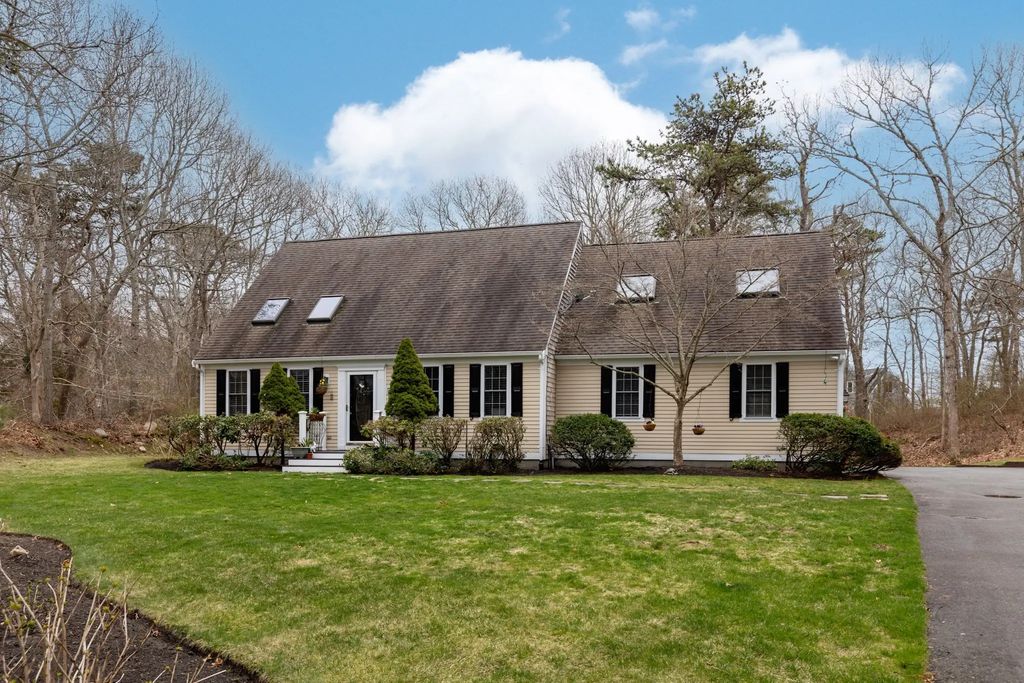 53 Desert Sands Ln, Yarmouth