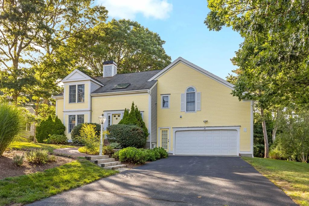 82 Falling Leaf Ln, Barnstable