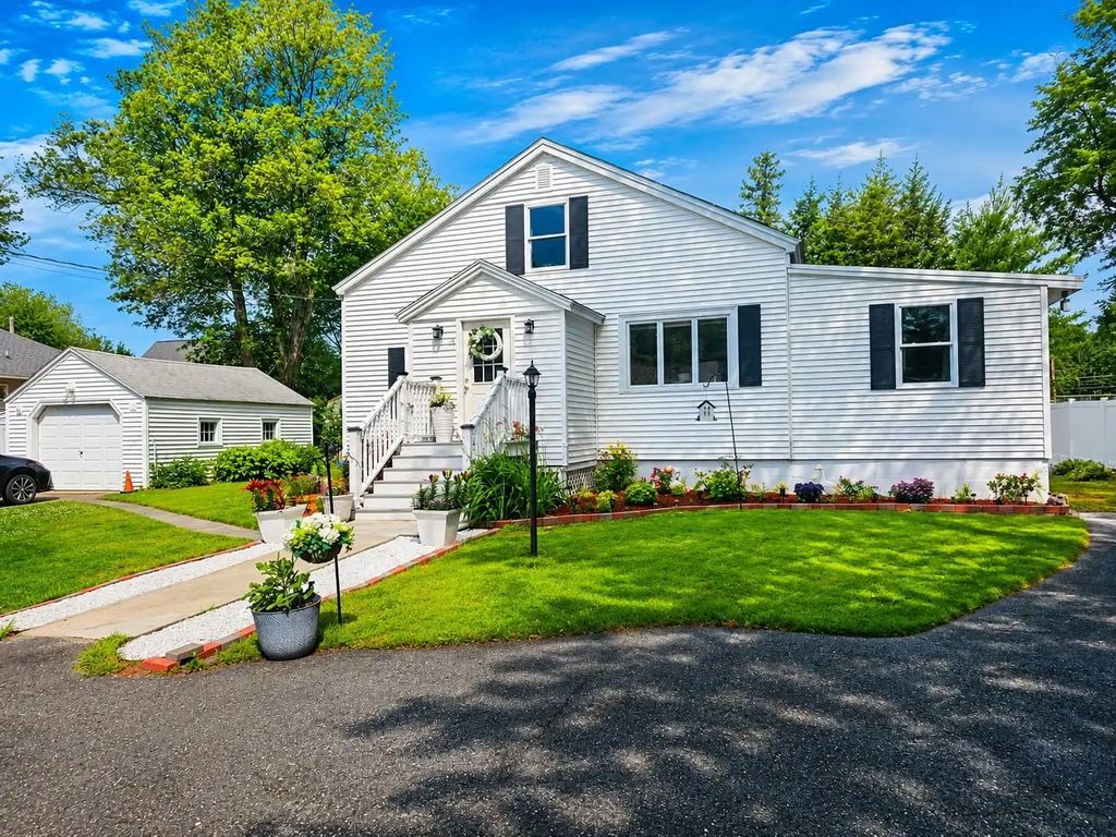 56 Kirby Ave, Lunenburg
