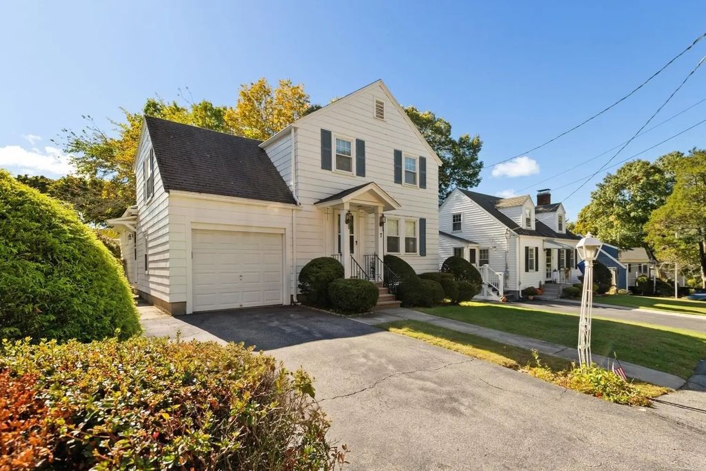 7 Luther Rd, Medford