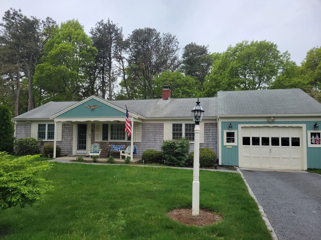 39 Phyllis Dr, Yarmouth
