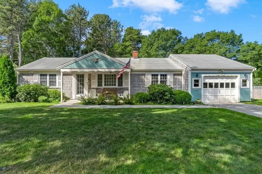 39 Phyllis Dr, Yarmouth