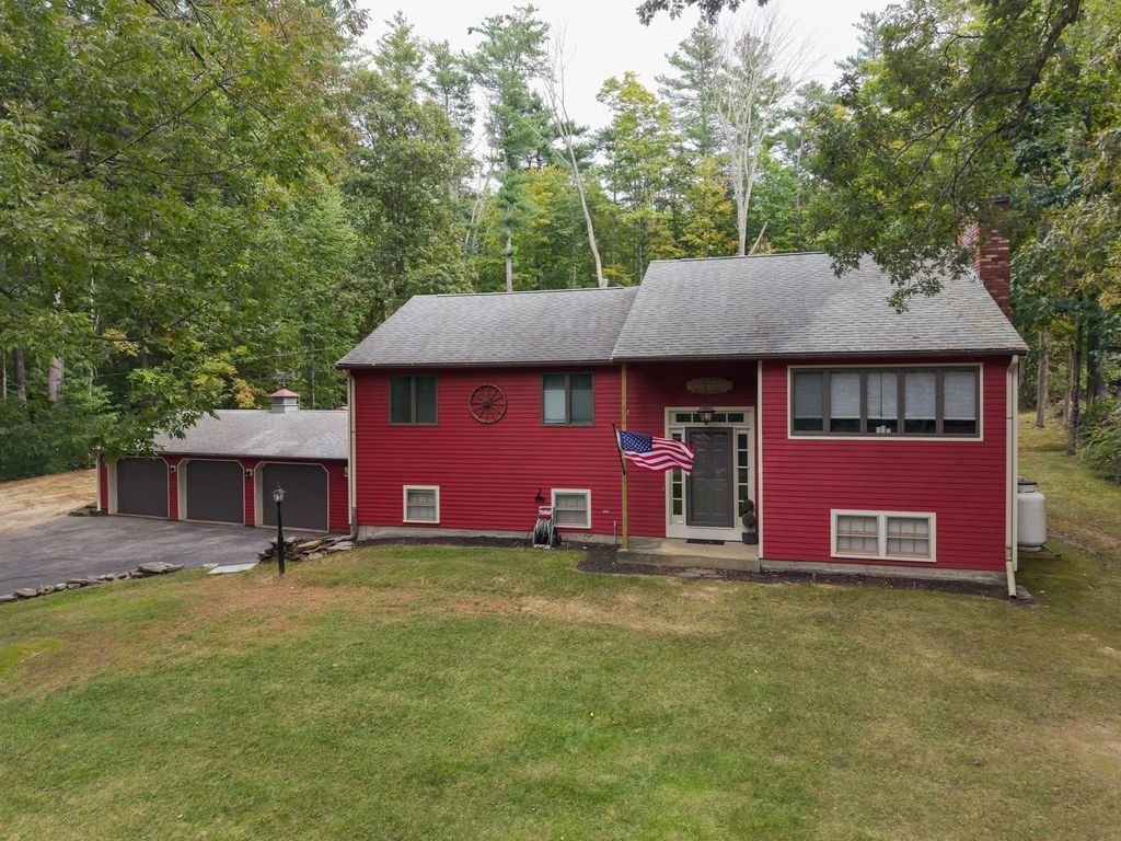 14 Old Village Rd, Sturbridge