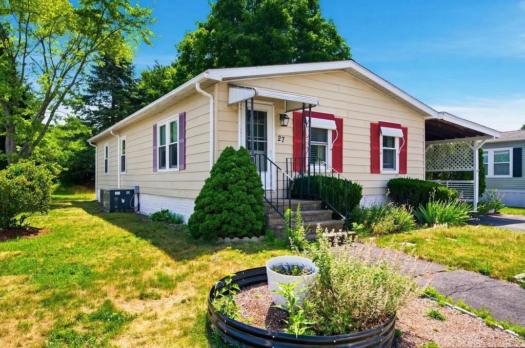 27 Castle Road #153, Attleboro