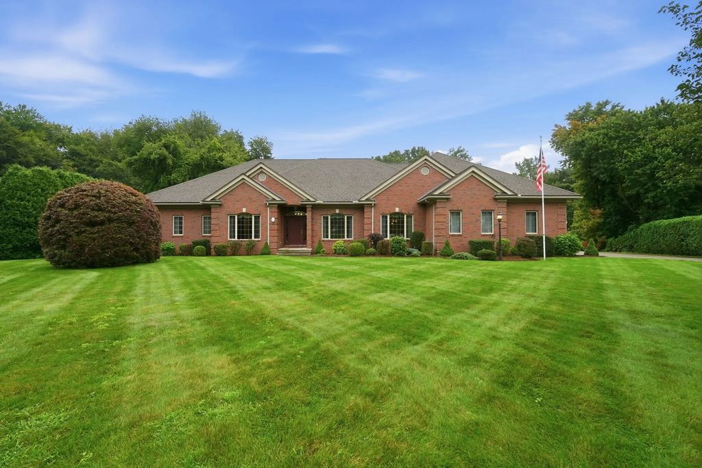 121 Pheasants Xing, West Springfield