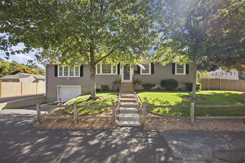 17 Grove Ave, Holbrook