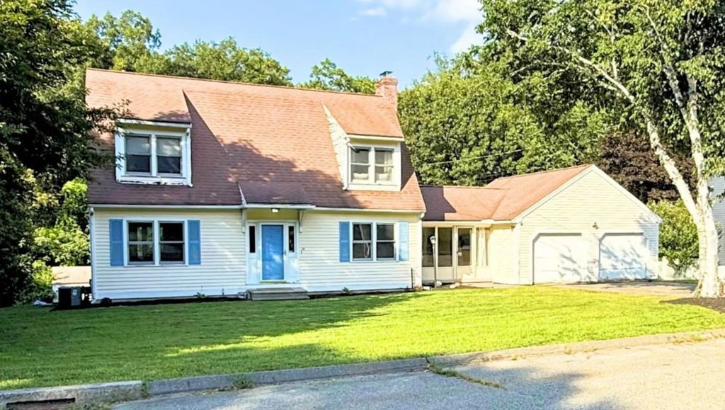 14 Indian Ridge Dr, Leominster