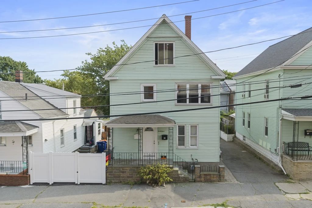 24 Belleville Rd, New Bedford
