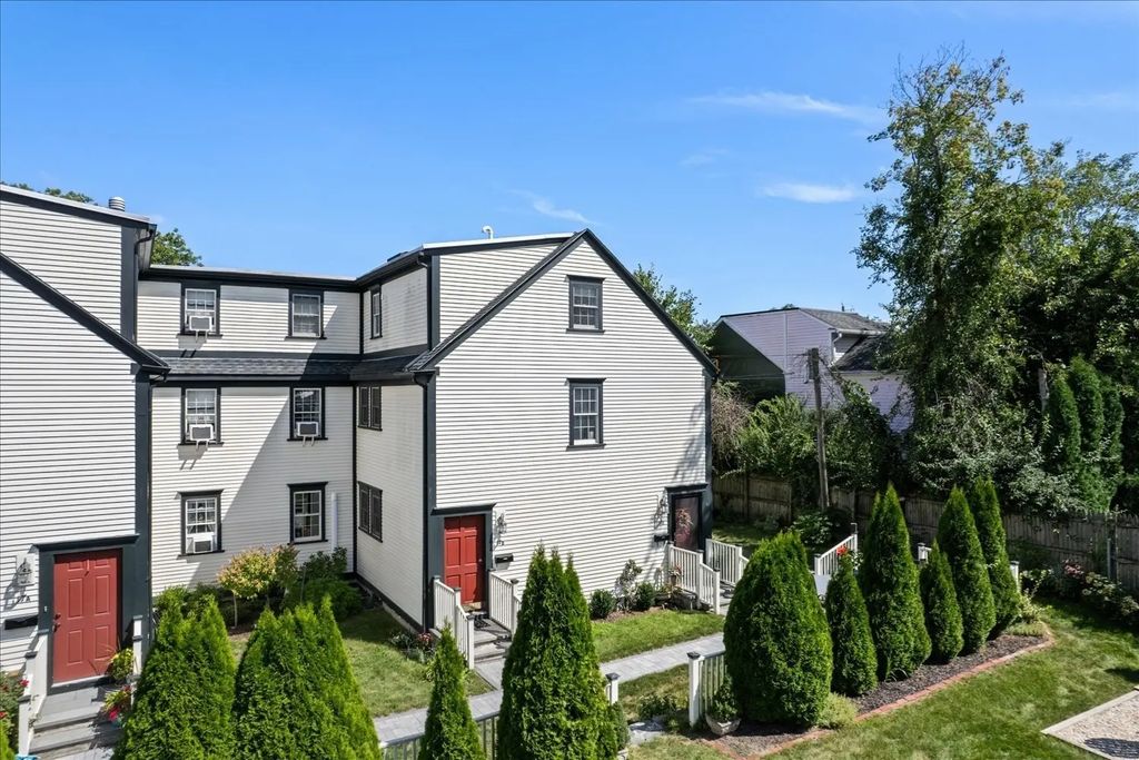 17 Bank St #d, Warwick
