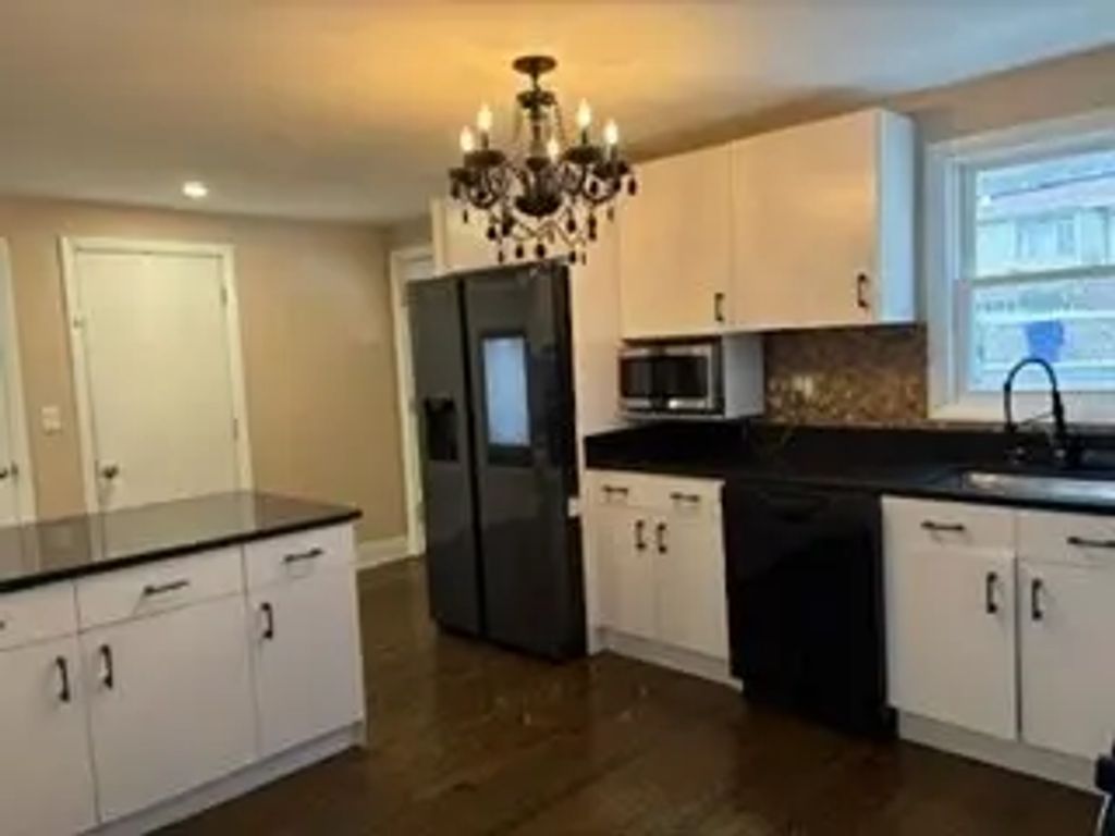 52 Troy Lane #52, Newton
