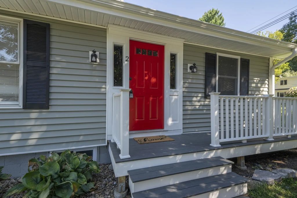 2 Highland Ave, Charlton