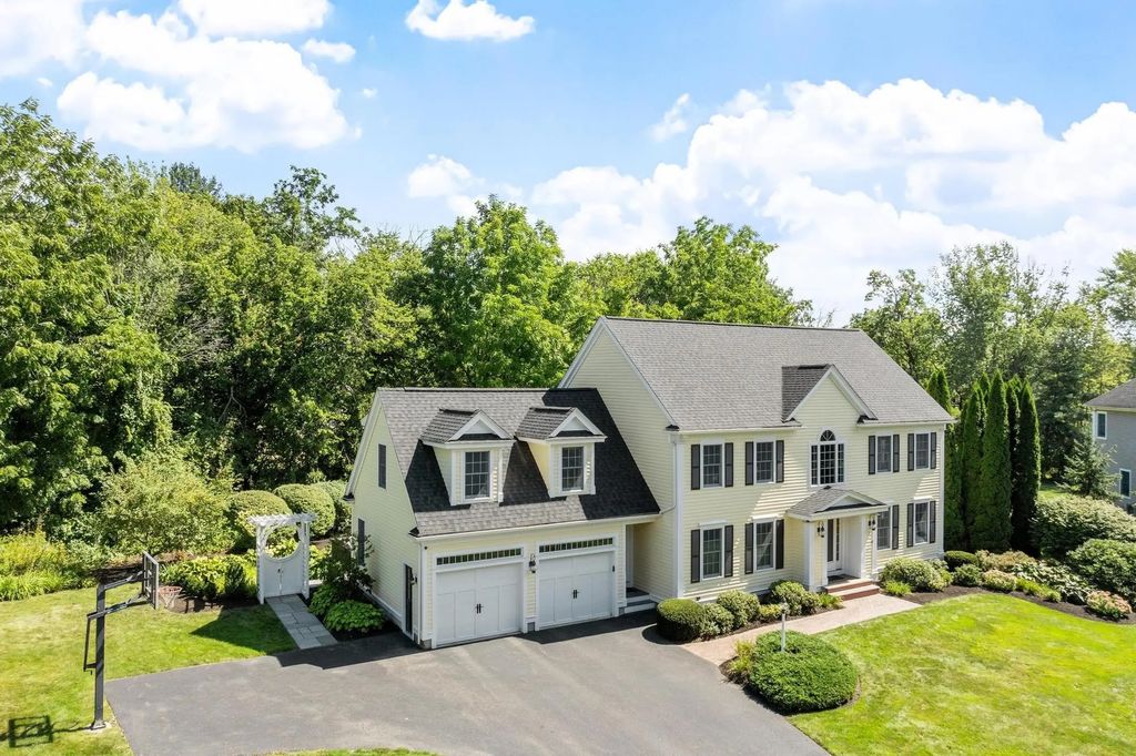 7 Sweeney Ridge Rd, Bedford