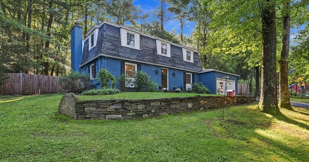 218 Heatherstone Rd, Amherst