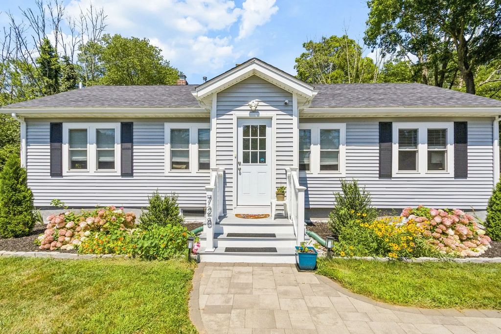 728 Pleasant St, Attleboro