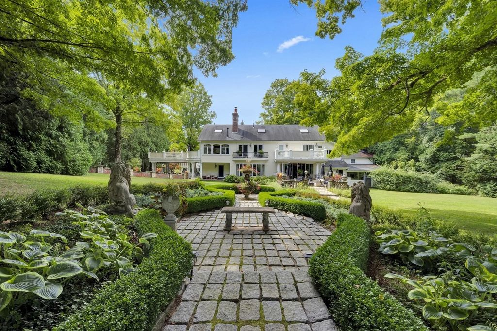 87 E Holland Brimfield Rd, Brimfield