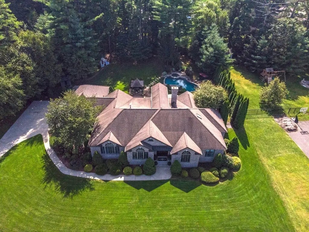 14 Lexington Circle, Southwick