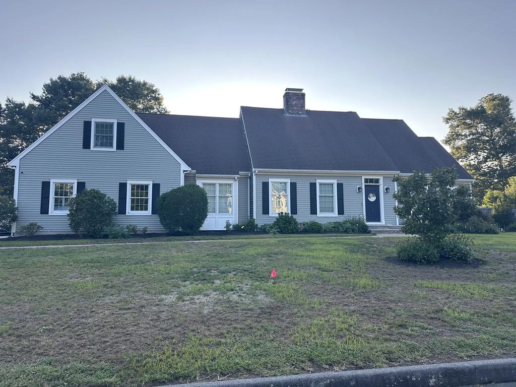 15 Waterfall Rd, Acushnet