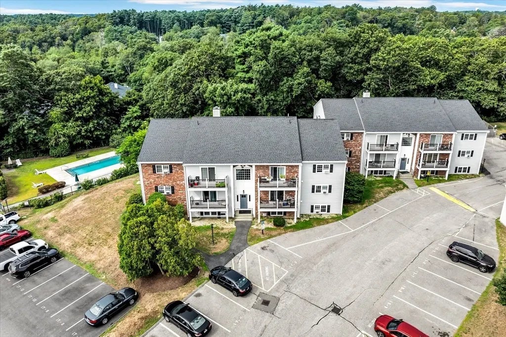 17 Chapel Hill Dr #1, Plymouth