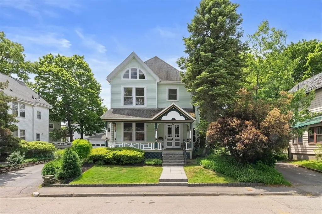 20 Riverview Ave, Waltham