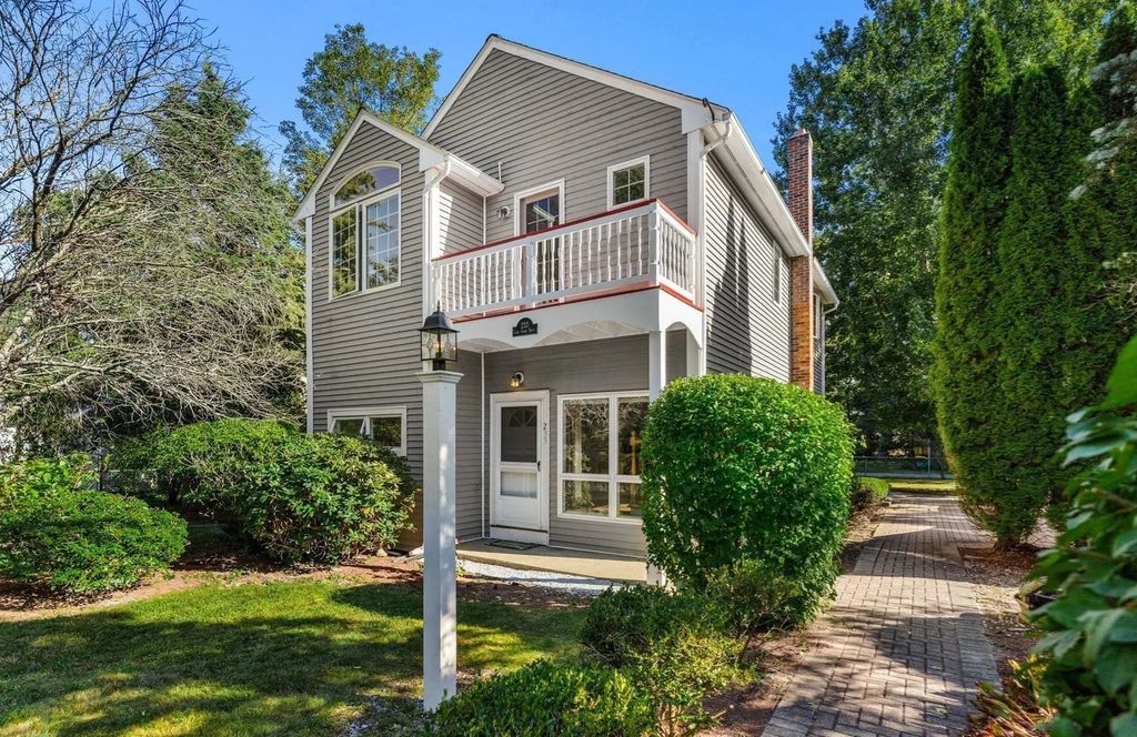 233 Lakeshore Dr, Wayland