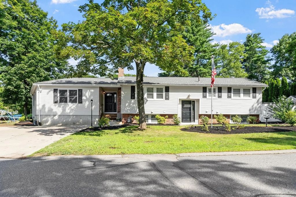 2 Stratton Dr, Hudson