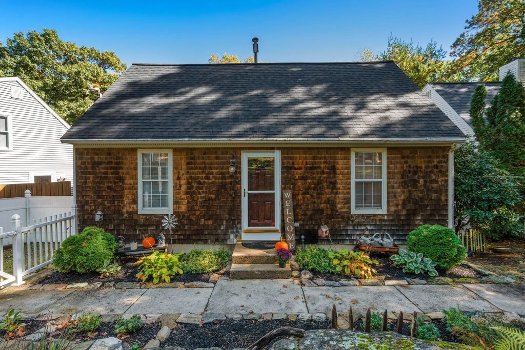 4 Williamsburg Dr, Uxbridge