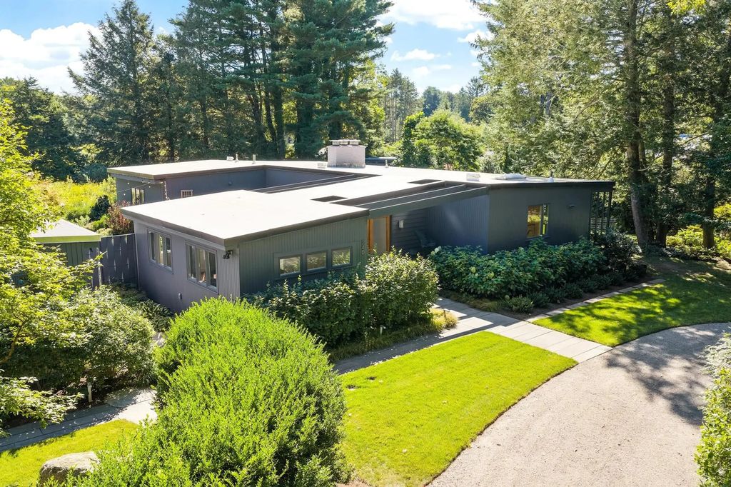 240 Concord Rd, Lincoln