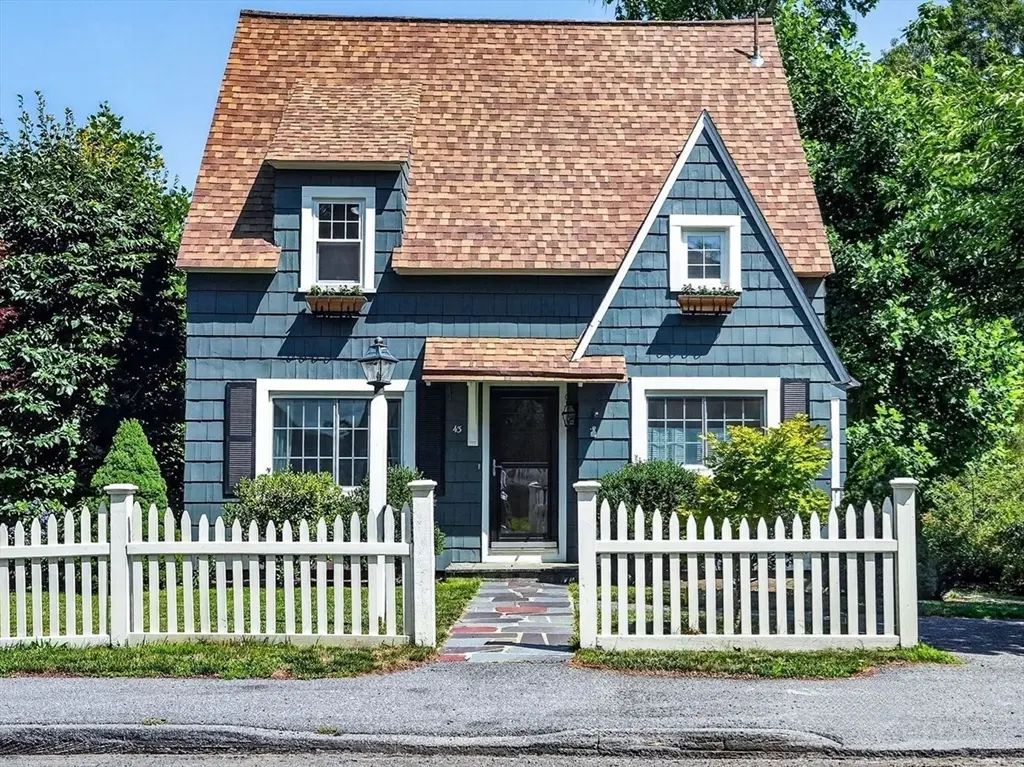 43 Atwood St, Wellesley