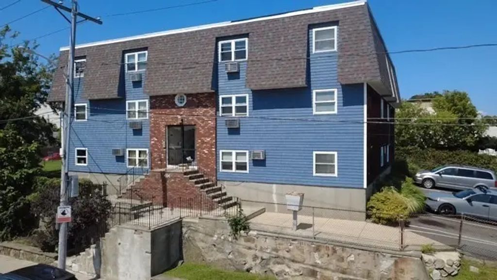 464 Bank St #5, Fall River