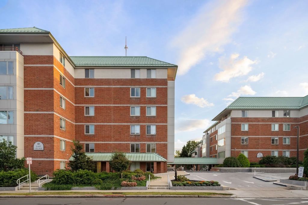 193 Oak St #205e, Newton
