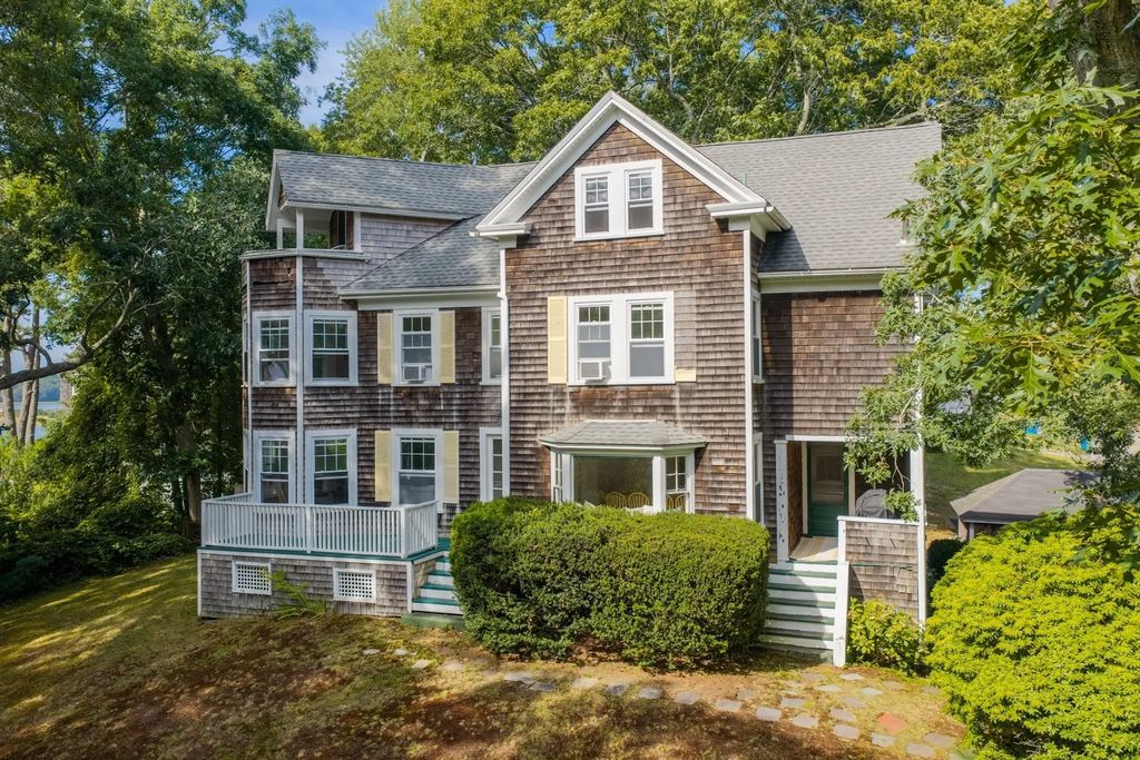 34 Pequossett Ave, Falmouth
