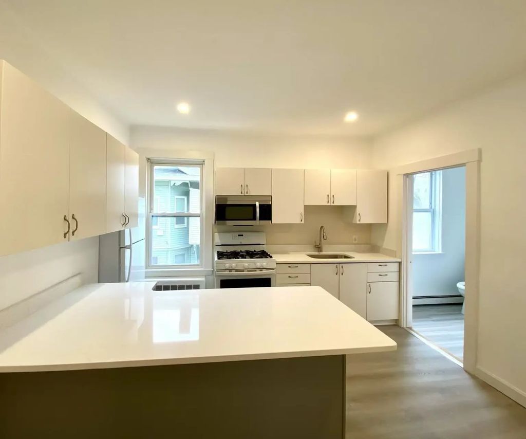20 Howard St #2, Waltham
