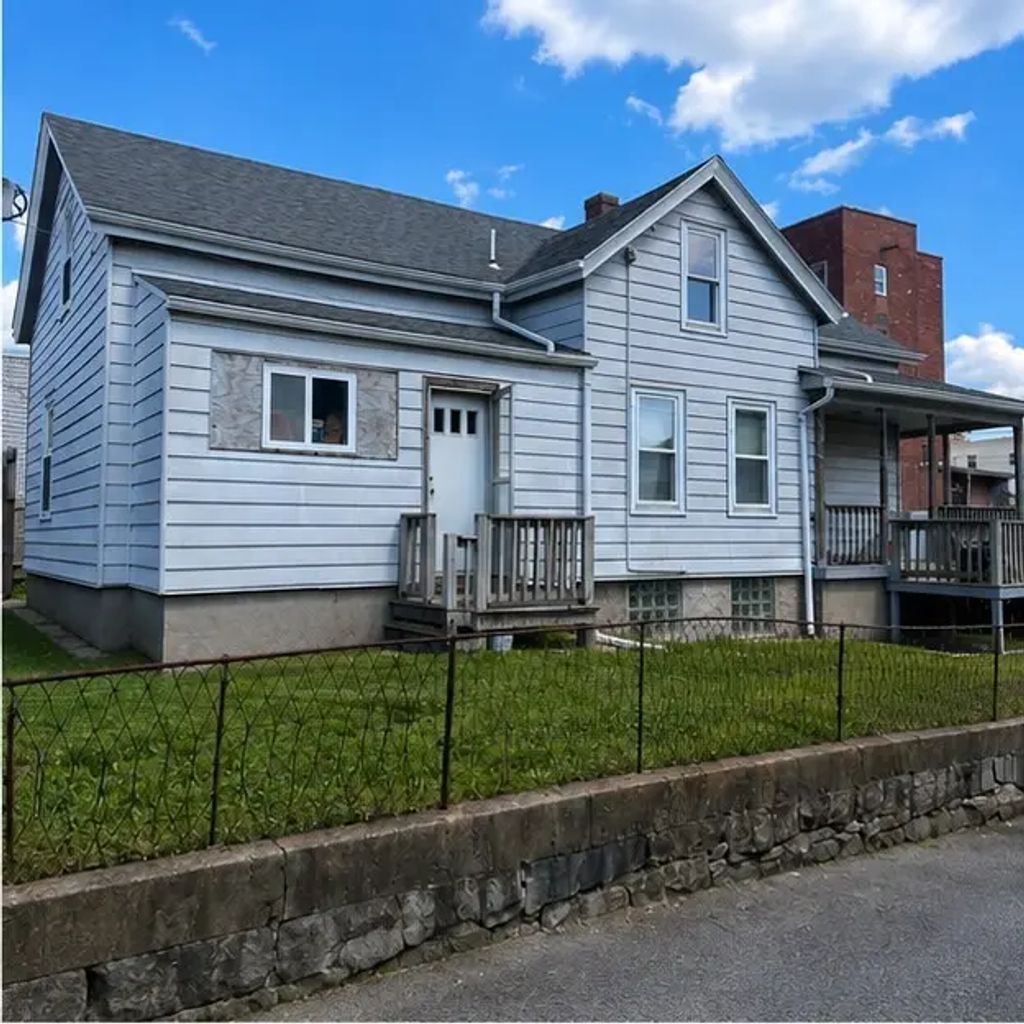 21 Everett St, Fall River