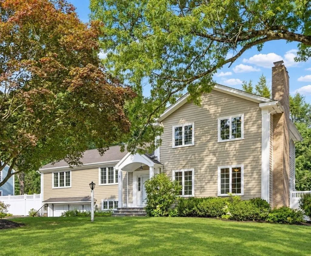 9 Lantern Rd, Belmont