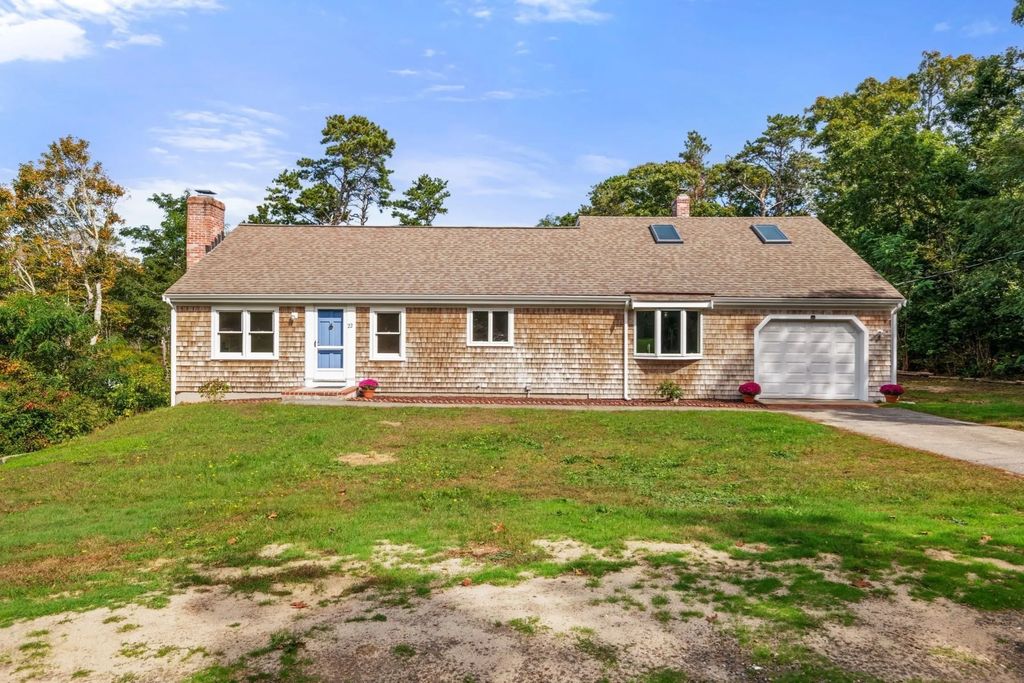 22 Little Ln, Harwich