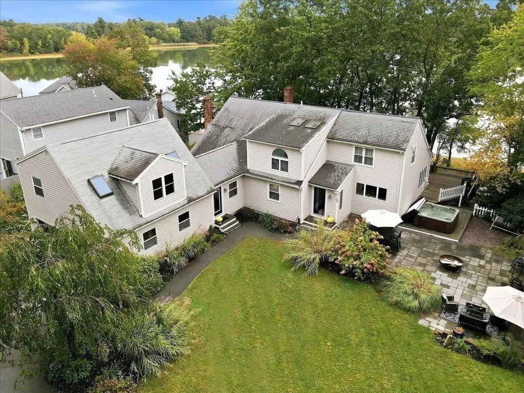 68 Fairview Ave, Pembroke