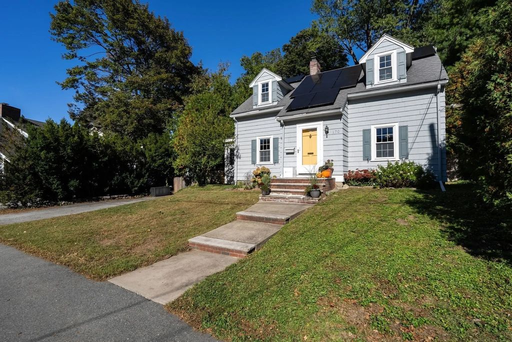 170 Mystic St Ext, Medford