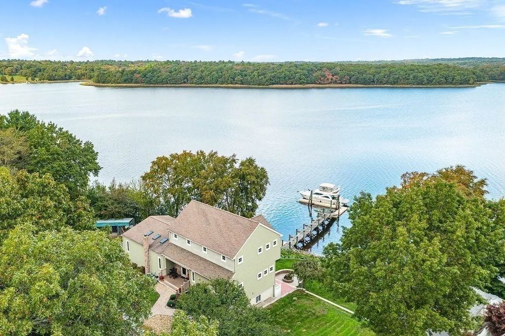 43 Cliff Dr, Freetown
