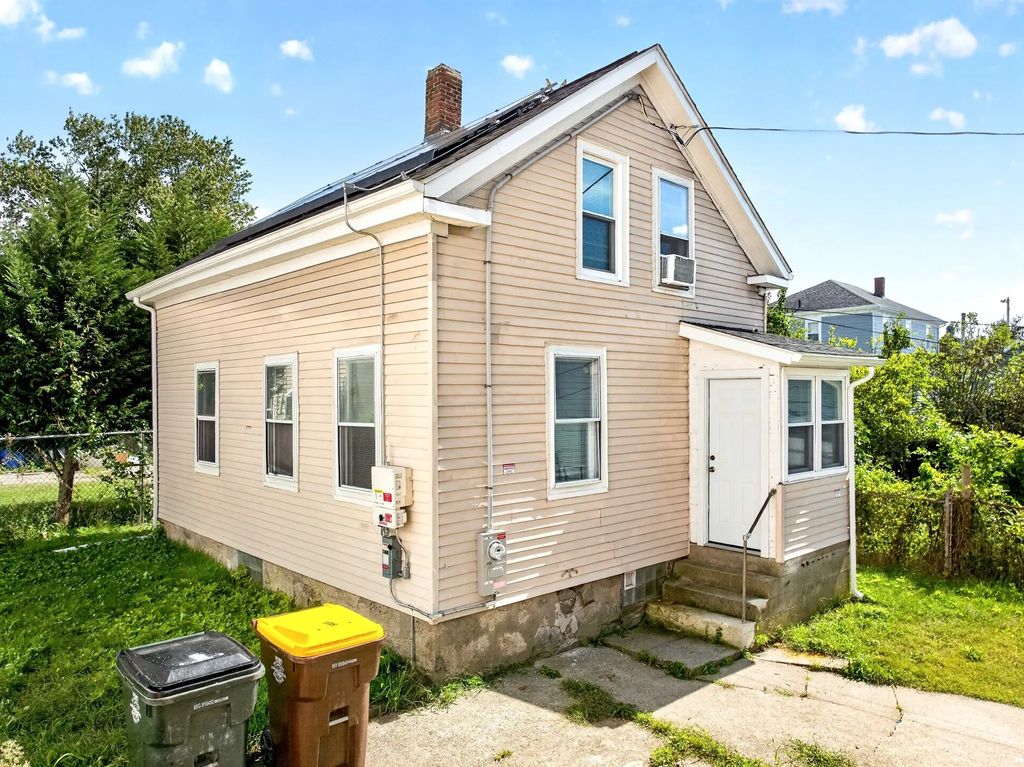 222 Albion St, Fall River