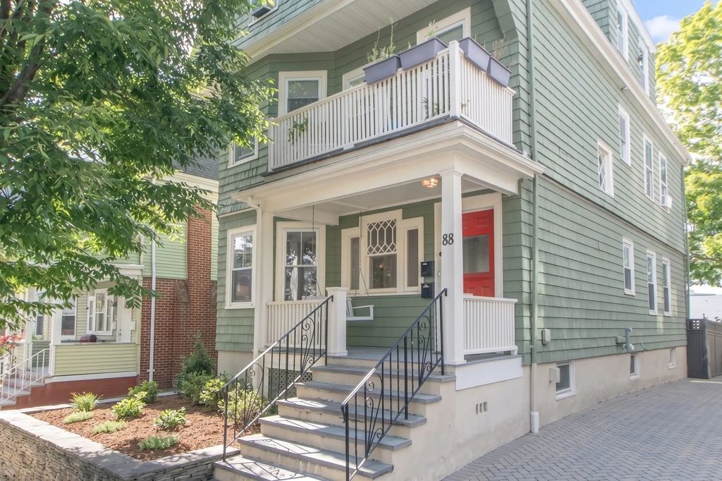 88 Bartlett St #1, Somerville
