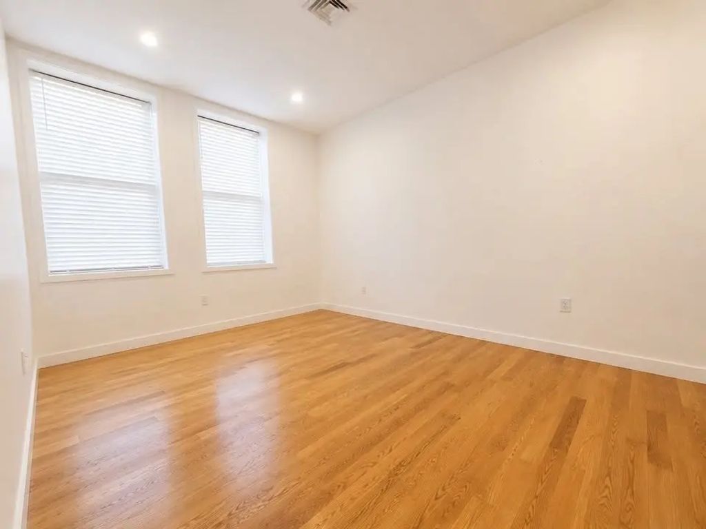 64 Market St #301, Lynn
