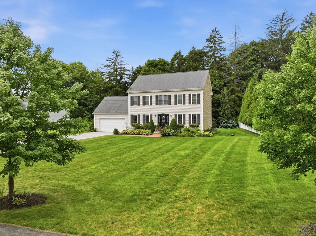8 Erika Way, Attleboro
