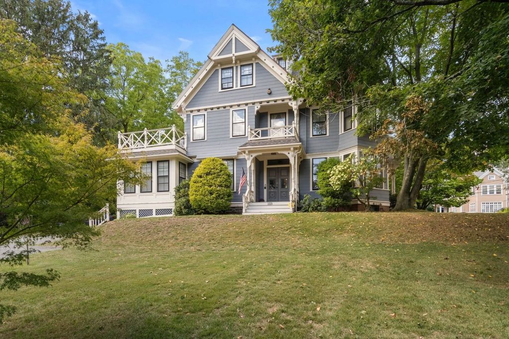 105 Pleasant St #2, Arlington