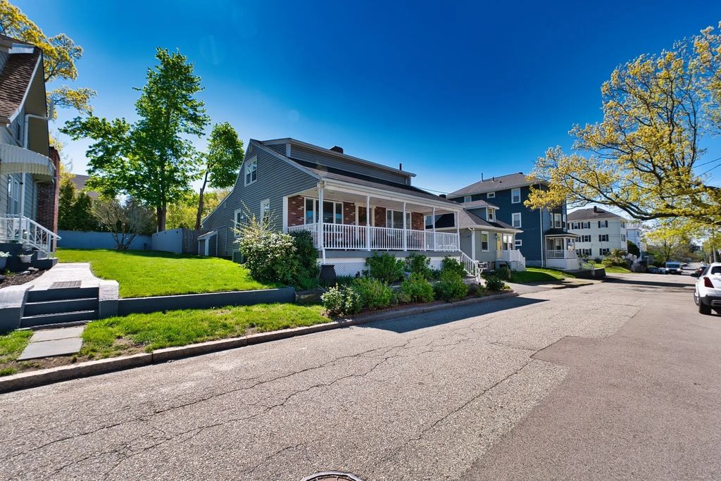 235 Chavenson St, Fall River