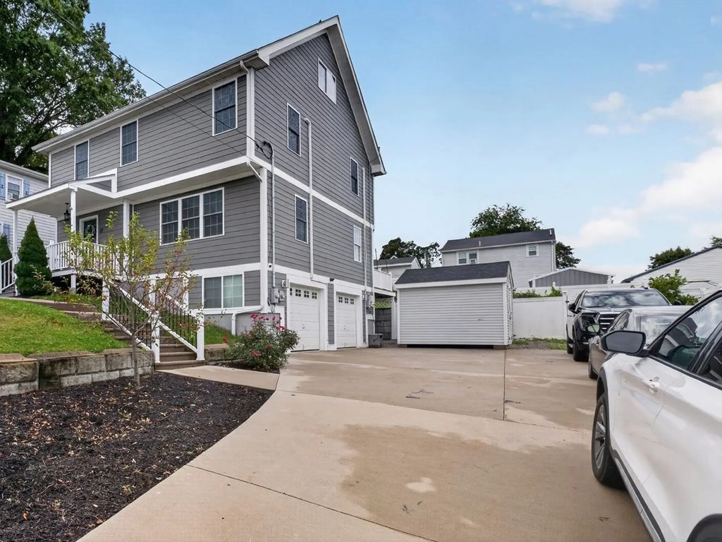 17 Montgomery St, Fall River