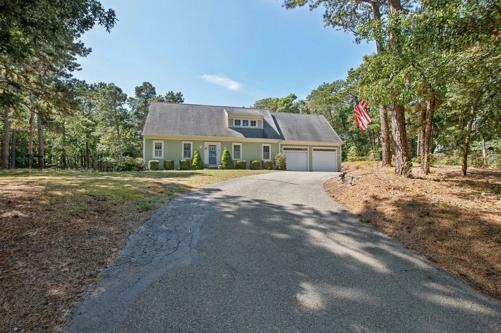 22 Cannon Hill Dr, Harwich