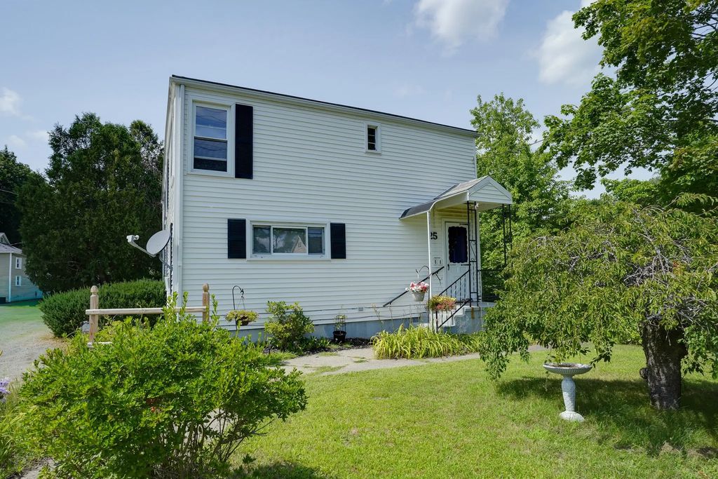 25 E Main St, Northborough