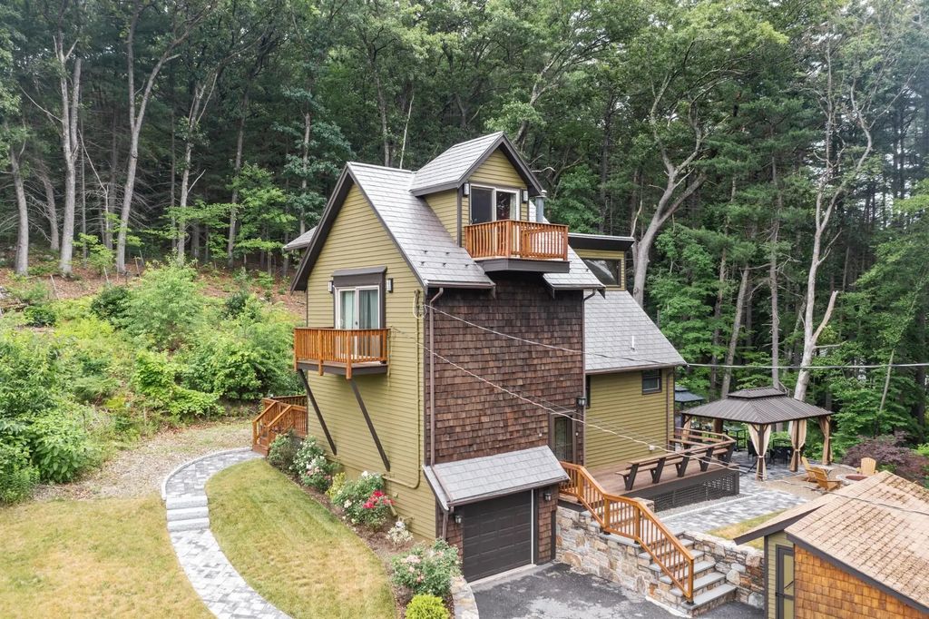 68 Murphy Rd, Hudson