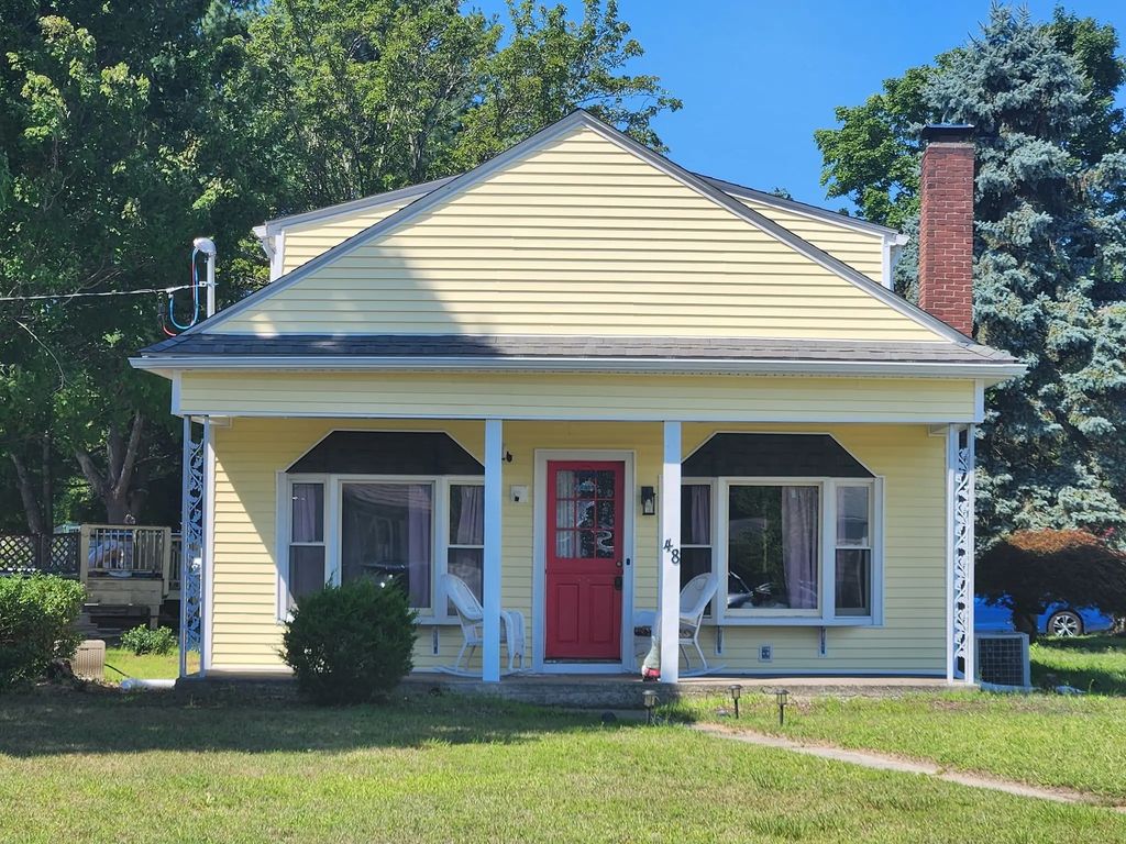 48 Captain Courtois Dr, Attleboro