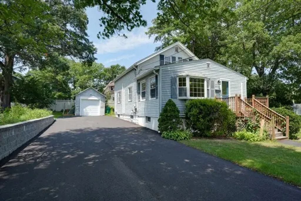 9 Harriett Ave, Burlington
